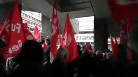 Sanità in Liguria, la Cgil protesta e mostra il cappio in Consiglio regionale