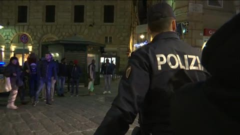 Bimba di tre anni muore cadendo dalla finestra, le immagini nel centro storico di Genova