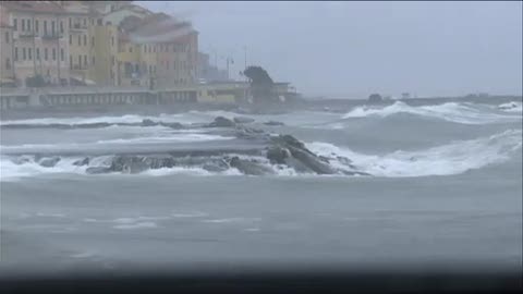 Allerta rossa a Imperia, mareggiata a Porto Maurizio