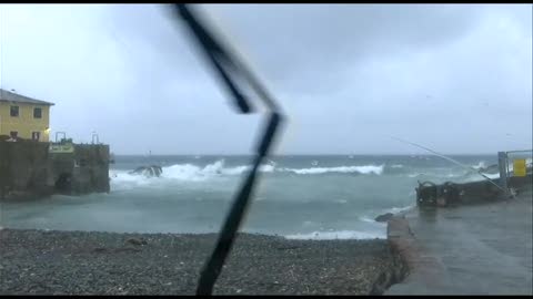 Allerta rossa a Genova, la mareggiata a Boccadasse