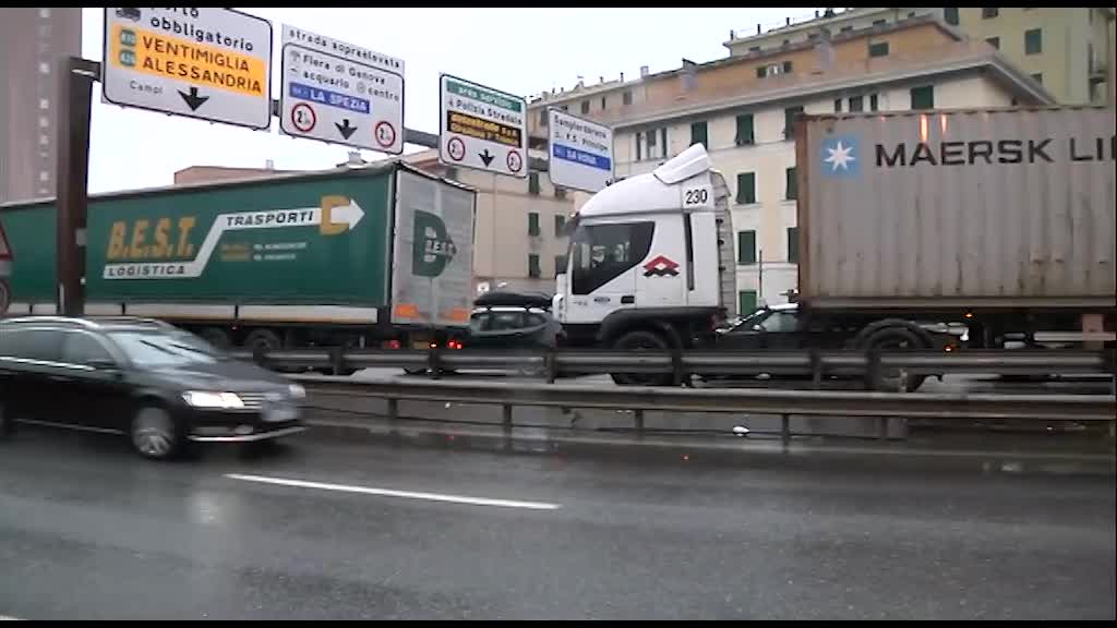 Riapre il porto dopo lo sciopero per l'allerta rossa, traffico in tilt a Genova Ovest