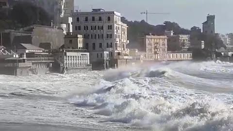 Mareggiata straordinaria a Genova, lo spettacolo delle onde a Sturla  