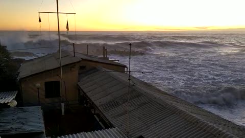 Mareggiata, le onde regalano un tramonto eccezionale a Priaruggia 