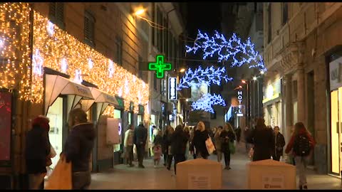 Babbi Natale a Genova tra le vie del centro nei giorni dello shopping natalizio