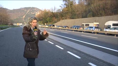 Autostrade, in A10 auto in fiamme tra Pietra e Finale Ligure provoca coda