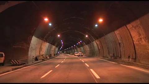 Lavori in galleria, Autostrade si sveglia all'ultimo per adeguarle alla norma Ue