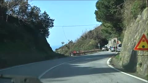 In viaggio alle Cinque Terre tra cantieri lungo le strade, linea ferroviaria e sentieri chiusi per lavori 