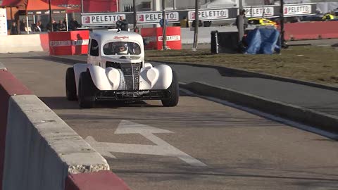 Legend Cars, youtuber al volante sul circuito di Automotoracing