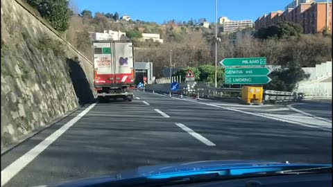 Restringimento carreggiata A7, traffico in tilt al bivio con la A12