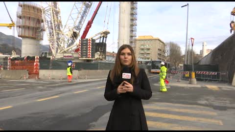 Nuovo ponte PerGenova, cambia lo skyline tra l'emozione della gente