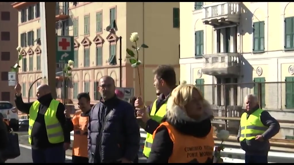 Ponte Morandi, 43 rose e un minuto di silenzio davanti alla sede di Autostrade a Genova Ovest