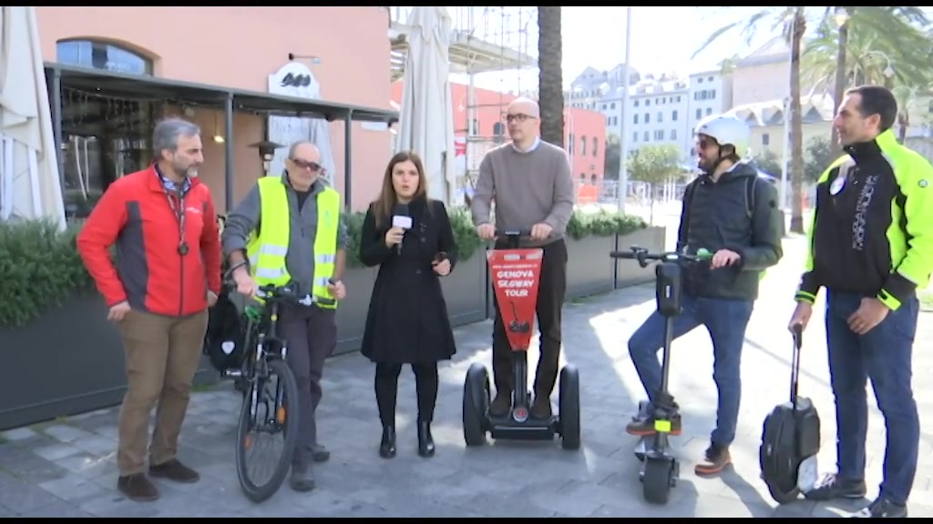 Mobilità green, i consiglieri del comune di Genova provano monoruota e segway