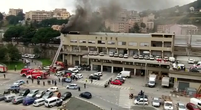 Savona, incendio alla palazzina delle poste di piazzale Aldo Moro 