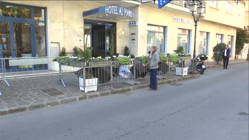 Alassio, continua la protesta: lanciati sacchetti pieni di cibo fuori dall'hotel