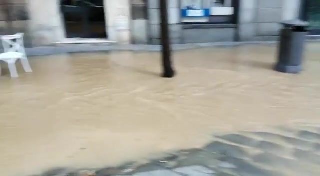 Guasto ad una tubatura, allagamenti a Savona in via Paleocapa