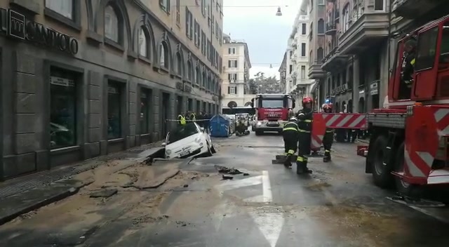 Guasto ad una tubatura, allagamenti a Savona: crolla asfalto in via Cesare Battisi