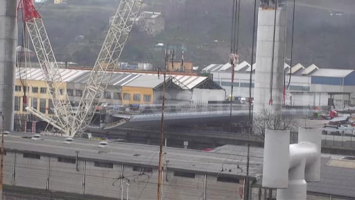 Ponte per Genova, maxi impalcato attraversa il fiume Polcevera