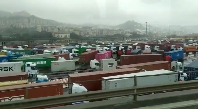 Porto di Pra', centinaia di camion in coda attendono la riapertura del terminal