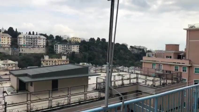 Uniti ma distanti, l'applauso e le campane da Via Bologna (Genova) per i medici