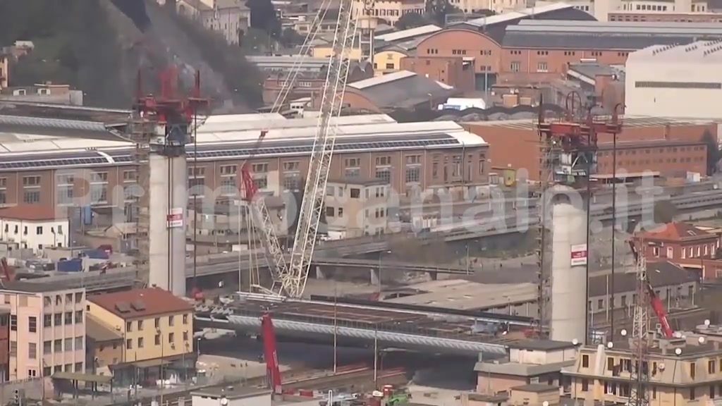 Ponte per Genova, varato il maxi impalcato sopra la ferrovia: il time lapse