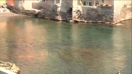 Genova, il mare dal verde smeraldo al turchese nel borgo di Boccadasse