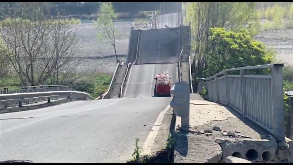 Crolla ponte tra Toscana e Liguria: le immagini