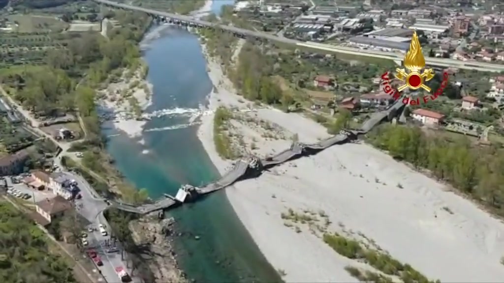 Crollo ponte in Toscana, le immagini dall'alto fatte dai vigili del fuoco 