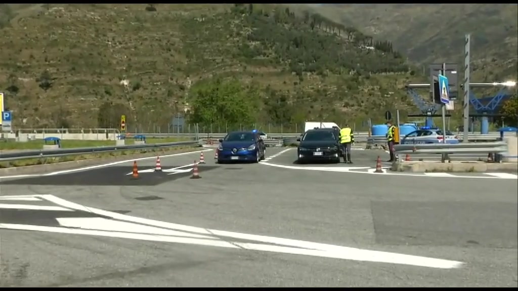 Posti di blocco e controlli a tappeto su strade e autostrade liguri, ma il bilancio è positivo