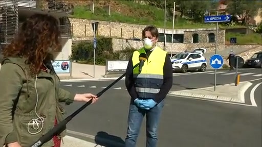 Posto di blocco all'ingresso di Portovenere e scanner per le targhe delle auto