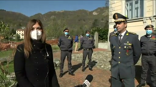 Coronavirus, la Guardia di Finanza consegna 50 tablet agli studenti in val Trebbia 