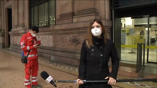 Coronavirus, un'ora e mezza di coda davanti alla sede principale delle Poste di Genova