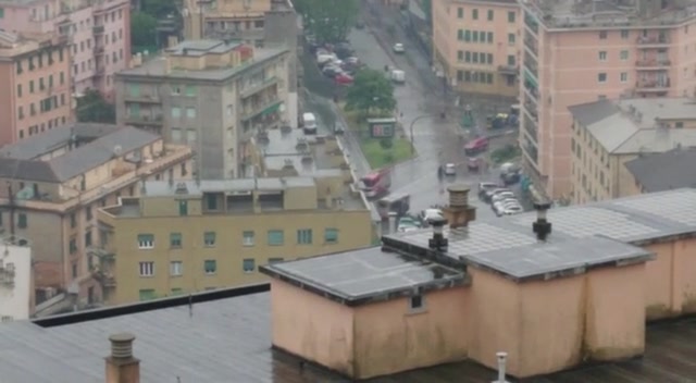 Genova, incendio in un attico in via Fereggiano: intervento dei vigili del fuoco