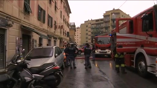 Incendio in appartamento di via Fereggiano, l'intervento dei vigili del fuoco con l'autoscala