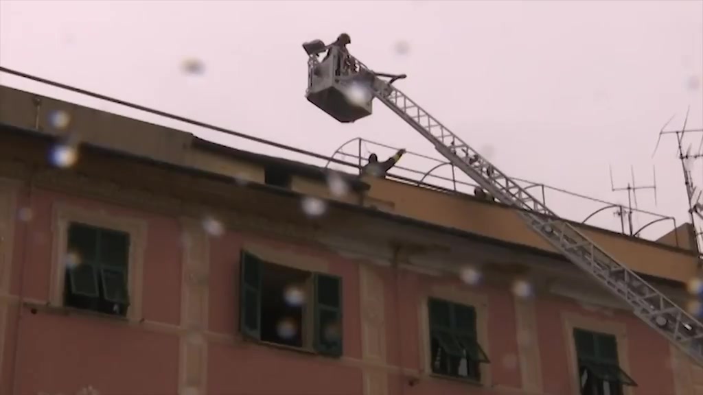 Incendio a Genova in via Fereggiano, due boati e poi una colonna di fumo nero. Illesi madre e due figli