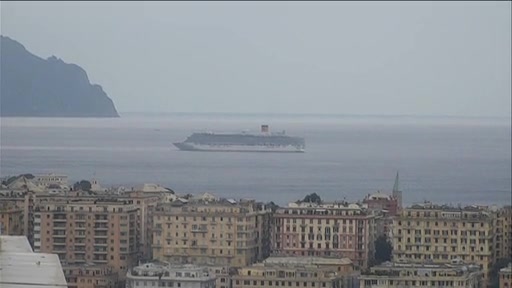 Nave Deliziosa all'ingresso del porto di Genova, mercoledì lo sbarco dei passeggeri 