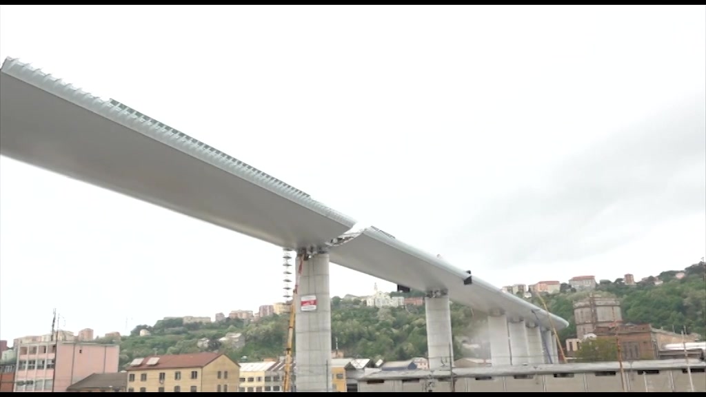 Ponte per Genova, il varo dell'ultimo impalcato: una luce che irradia l'Italia