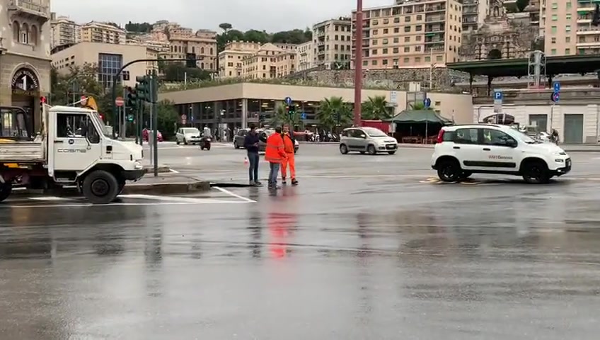 Genova, si rompe tubo dell'acqua davanti a Brignole