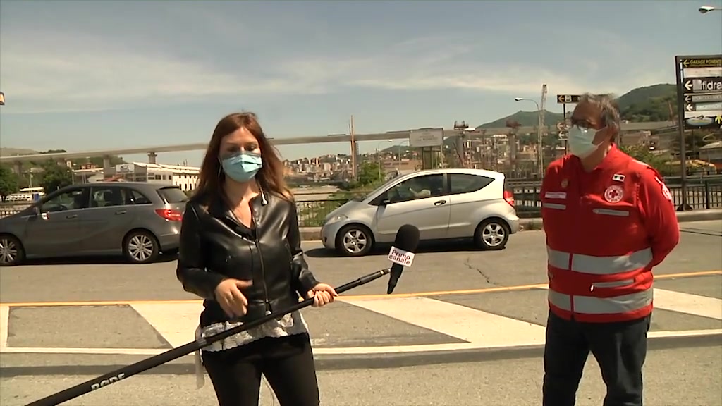 Ponte Genova, il viadotto illuminato di rosso nella giornata mondiale della CRI