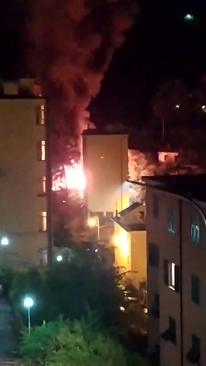 Incendio camper a Genova: esplosione, black out e fiamme alte nella notte