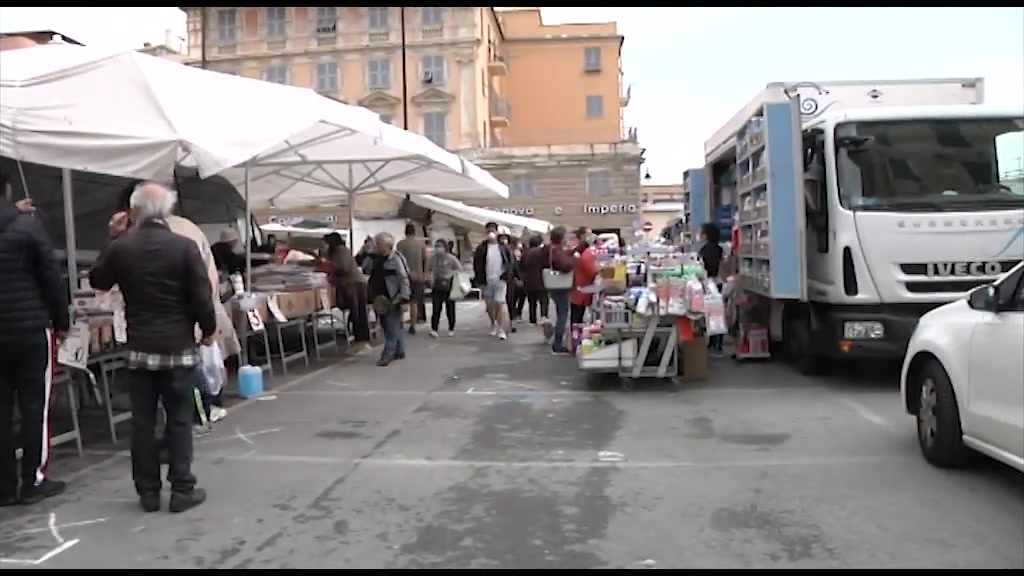 Mercati all'aperto, obbligo guanti per i clienti che toccano capi d'abbigliamento