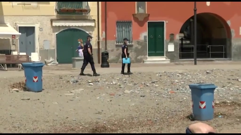 A Rapallo lo stazionamento in spiaggia e già possibile, i primi bagnanti a San Michele di Pagana