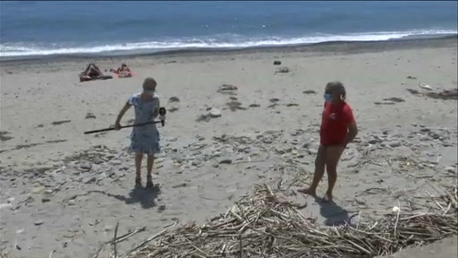 Sanremo, a Bussana c'è chi prende il sole in spiaggia: 