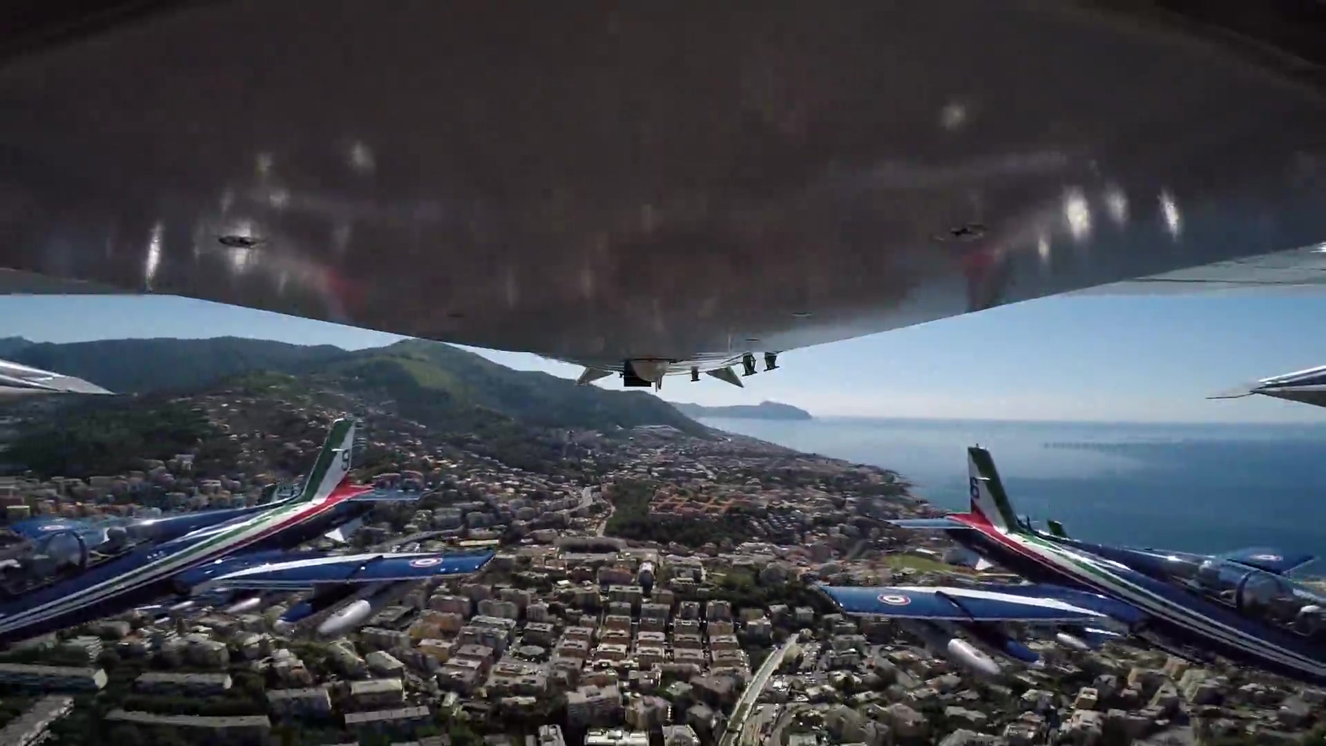 A bordo delle Frecce Tricolori in volo su Genova (1)