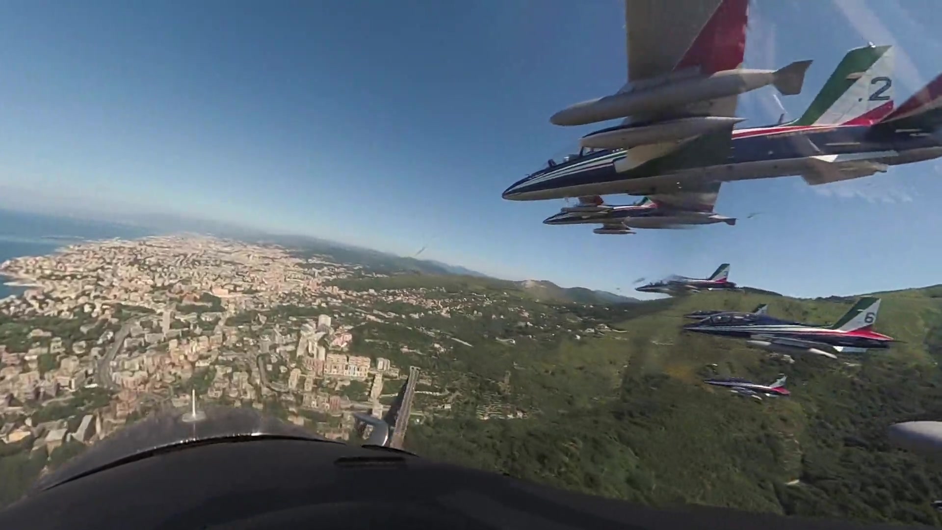 A bordo delle Frecce Tricolori in volo su Genova (2)