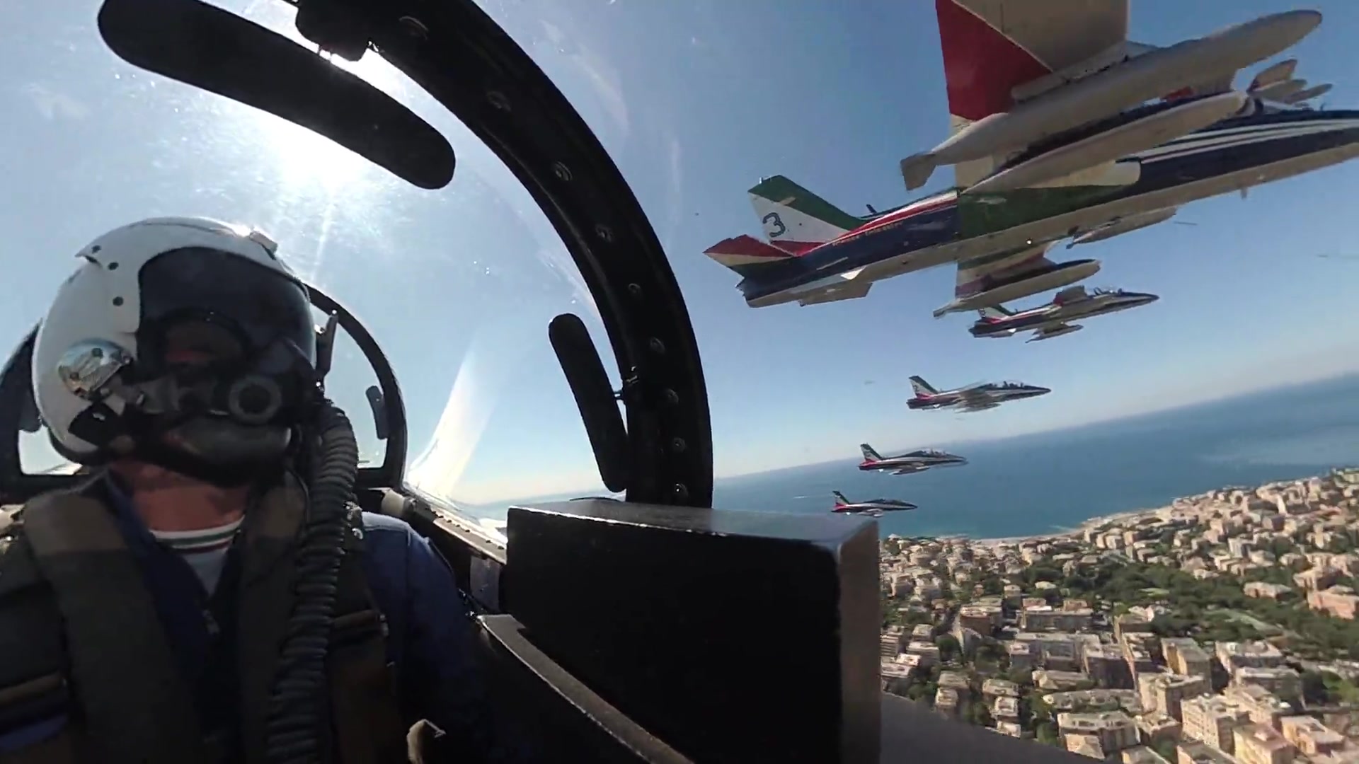 A bordo delle Frecce Tricolori in volo su Genova (3)