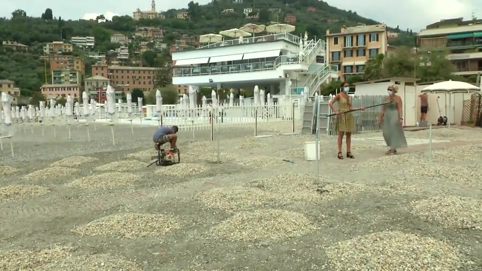 Ripartenza, i problemi dei gestori delle spiagge: posti per i lettini dimezzati