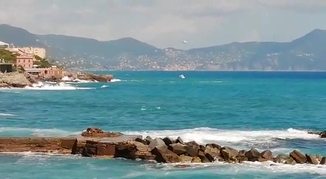 Genova, sedicenne disperso in mare e altre cinque tratti in salvo