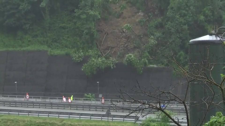 A26, frana a Masone: alberi e rocce minacciano l'autostrada