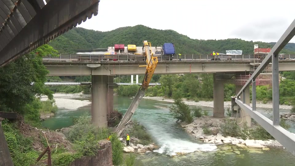 A15, si ribalta piattaforma in autostrada ad Aulla: due operai nella scarpata