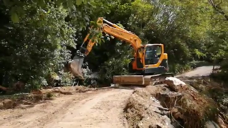 Danni dal maltempo, ruspe al lavoro per ripristinare la strada per Castagnabanca